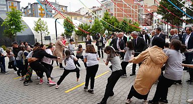 Veliler çocukluklarına döndü: Çocuklarıyla geleneksel oyunları oynadı