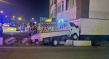 Virajı alamayan kamyonet dükkanlara daldı