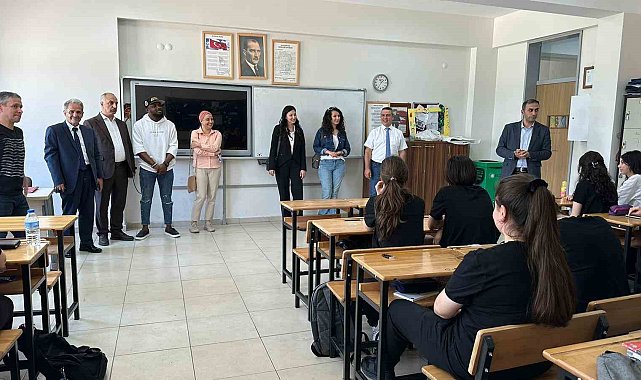 Yabancı öğretim görevlilerinden liseli öğrencilere İngilizce dersi