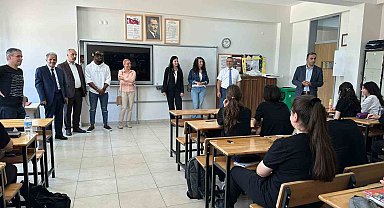 Yabancı öğretim görevlilerinden liseli öğrencilere İngilizce dersi