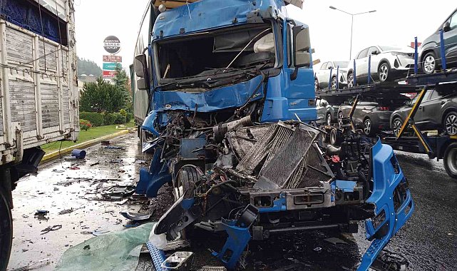 Yabancı uyruklu kadının kullandığı tır, kamyona arkadan çarptı: 2 yaralı