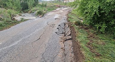 Yağmur suyu taşkını asfaltı çökertti