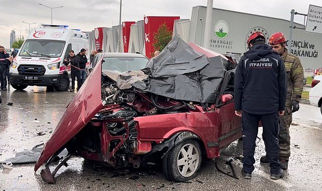 Yağmurda kontrolden çıkan Tofaş, ters şeride girdi : 2 ölü 1 yaralı