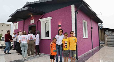 Yağmurlu havalarda ıslanmak istemeyen depremzede Meriç'in sesini duyan sağlıkçı Havva'dan afetzede aileye sıcak yuva