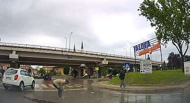 Yalova'da araç motoruna giren kediyi itfaiye kurtardı