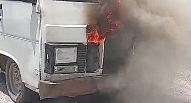 Yalova'da seyir halindeki minibüs alevlere teslim oldu