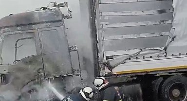 Yalova'da seyir halindeki tır alev topuna döndü