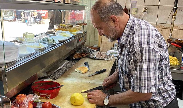 Yarım asırdır sabah ezanından önce dükkanını açıyor