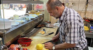 Yarım asırdır sabah ezanından önce dükkanını açıyor