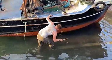Yasa dışı avcılık yapan şahıs suçüstü yakalanınca teknesine çekiçle zarar verdi