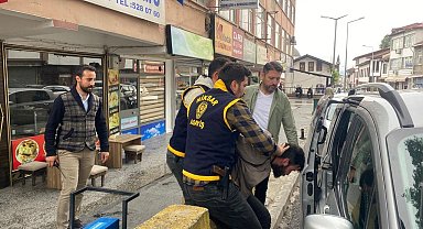 Yaşlı adamı dolandıran şüpheliyi polis kıskıvrak yakaladı