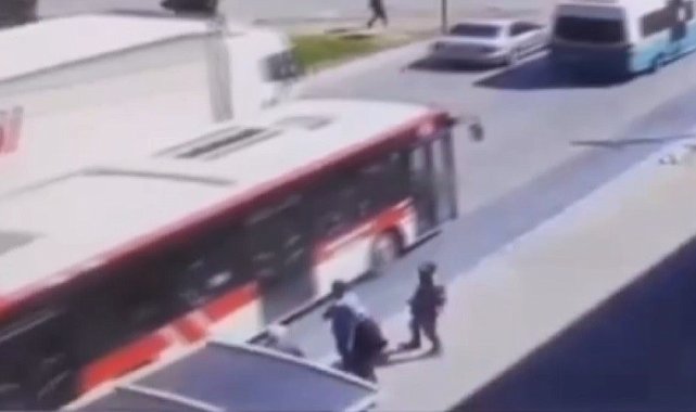 Yaşlı kadın tırın altında kalarak can verdi... Feci kaza kamerada