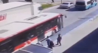 Yaşlı kadın tırın altında kalarak can verdi... Feci kaza kamerada