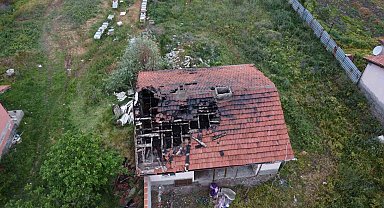 Yaşlı kadının evi yangında küle döndü: Kundaklandığını iddia etti