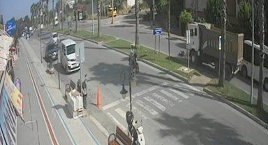 Yaya geçidinde kamyonun çarptığı Alman turist ağır yaralandı
