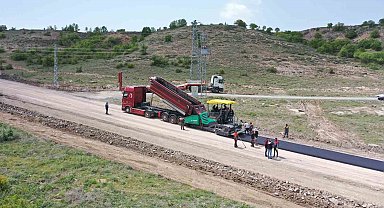 Yeni iş makineleri Pınarbaşı'nda yol çalışması yaptı