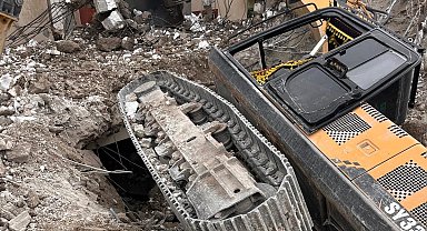 Yıkım yapan iş makinası devrildi: 1 yaralı