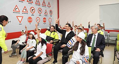 Yılmaz, geleceğin şoförleriyle buluştu