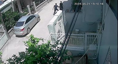 Yolda yürüyen kadın kapkaça uğradı o anlar kameralara yansıdı
