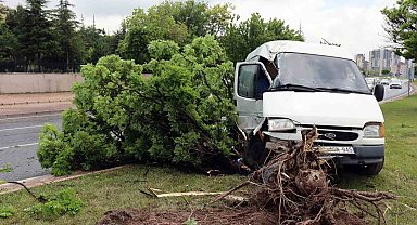 Yoldan çıkan panelvan araç refüjdeki ağaca çarptı: 1'i ağır 2 yaralı