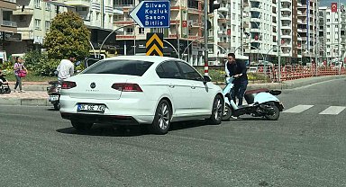 Yolu karıştıran sürücü motosiklete çarptı