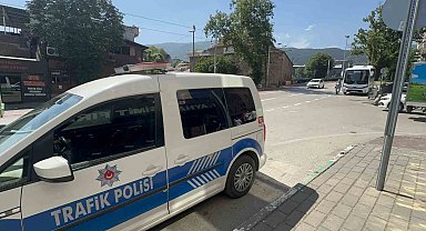 Yolun karşısına geçen otomobil yayaya böyle çarptı