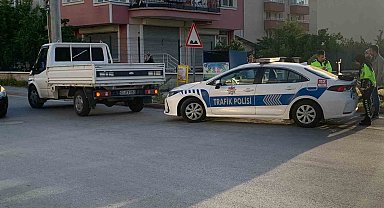 Yolun karşısına geçerken kamyonetin çarptığı kadın yaralandı