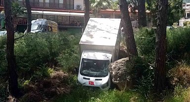 Yük indirmek için duran kamyonet ormanlık alana kaydı