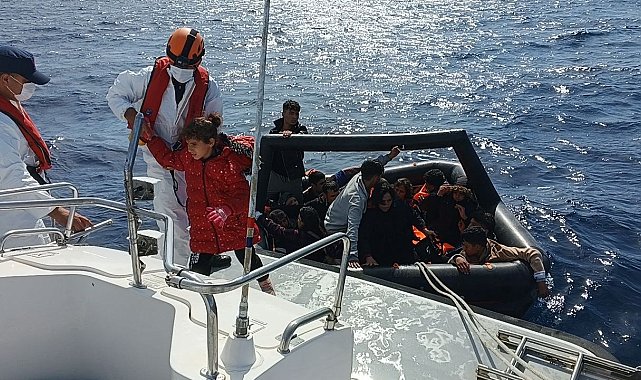 Yunan unsurları geri itti, can salı içindeki kaçak göçmenler dalgalar arasında ölümle burun buruna geldi