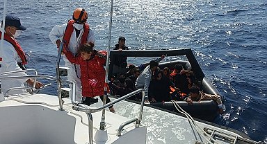 Yunan unsurları geri itti, can salı içindeki kaçak göçmenler dalgalar arasında ölümle burun buruna geldi