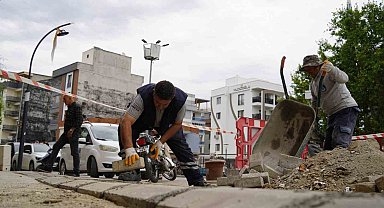 Yunusemre bozulan kaldırımları onarıyor