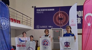 Yüzme yarışında derece elde etti