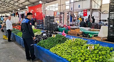 Zabıta ekiplerinden semt pazarında fiyat etiketi denetimi
