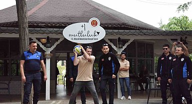 Zabıta özel bireylerle voleybol ve yakar top oynadı
