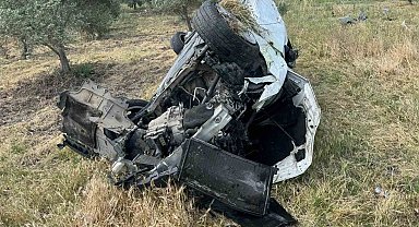 Zeytin bahçesine devrilen otomobildeki 5 kişi yaralandı