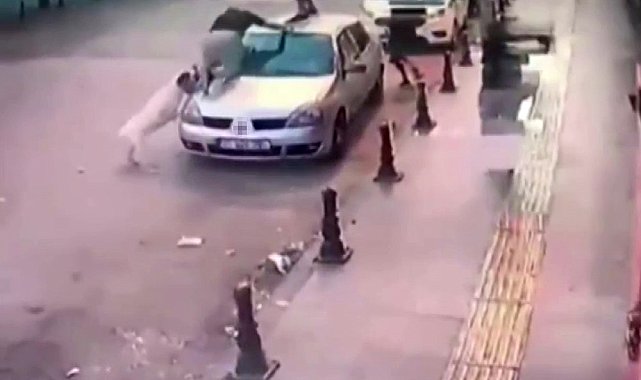 2 genç, köpek saldırısından aracın üzerine çıkarak kurtuldu
