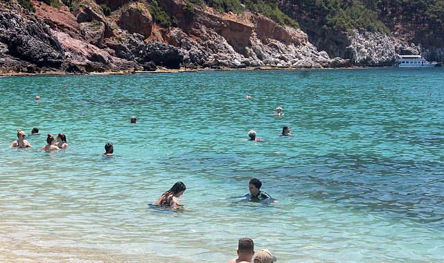 Alanya'da sıcak havanın keyfini dünyaca ünlü Damlataş Plajı'nda çıkardılar