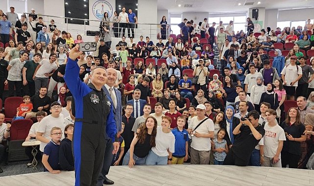 Alper Gezeravcı, Kütahya'da öğrencilerle buluştu