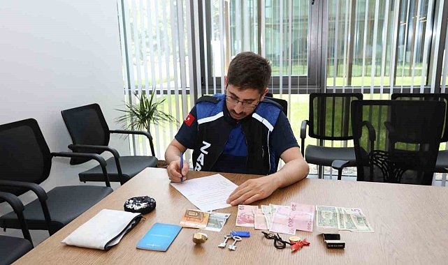 Altın ve para dolu çantayı sahibine teslim etti