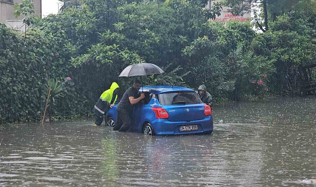 Arhavi'de yoğun yağış sele neden oldu
