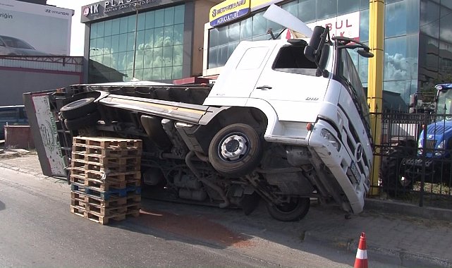 Ataşehir'de meyve yüklü kamyon yan yattı