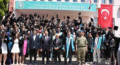 Ayvalık'ta yüksekokul öğrencilerinin mezuniyet sevinci