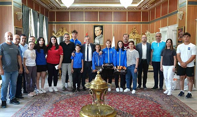 Başkan Balaban şampiyon milli sporcuları ödüllendirdi