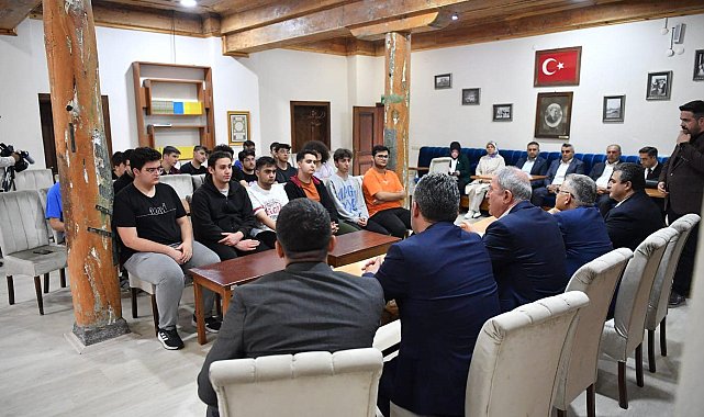 Başkan Büyükkılıç, Talas Gençlik Merkezi'nde gençlerle bir araya geldi