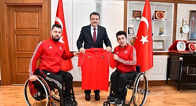 Başkan Genç şampiyonları ağırladı