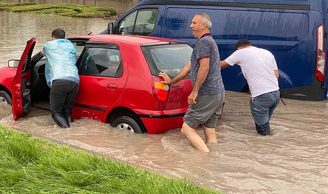Başkent'te sağanak yağış hayatı olumsuz etkiledi
