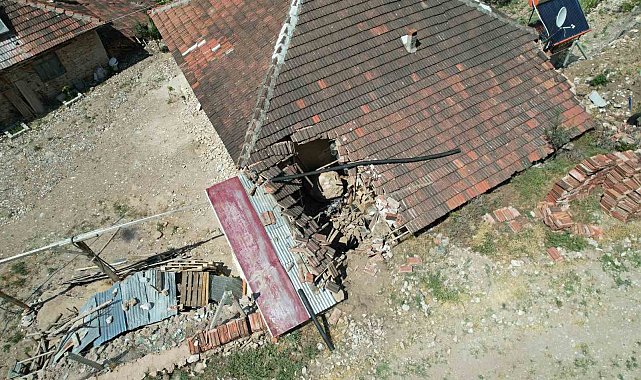 Başlarına taş yağdı