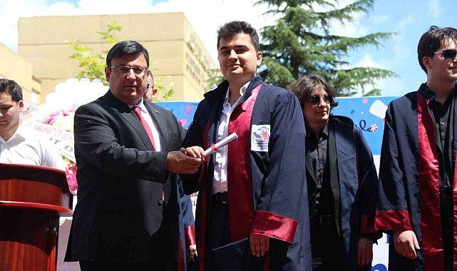 Başsavcı, hukuk fakültesinden mezun olan oğluna diplomasını kendisi teslim etti
