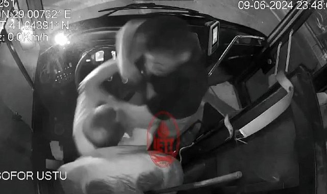 Beşiktaş'ta İETT otobüsünde kazayla biten "araç nereden geçiyor" kavgası kamerada