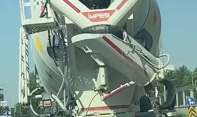 Beton mikseri asfalt yola çimento dökerek ilerledi
